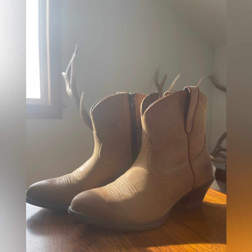 ARIAT Darlin Western Boot 👢